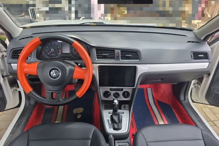 Used Volkswagen Gran Lavida 2013 1.6L Automatic Fashion Model Center Console