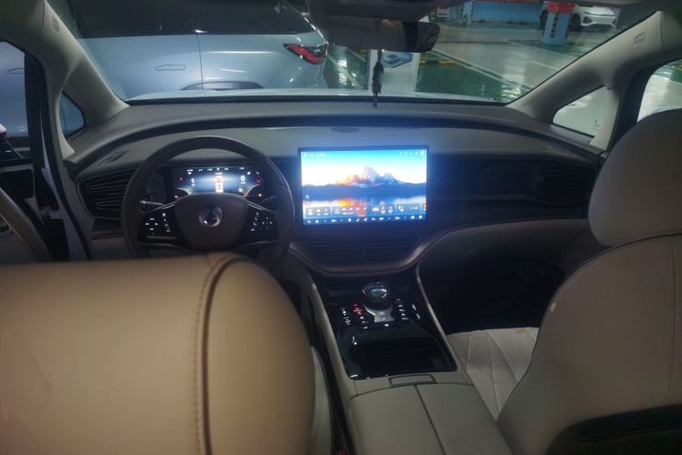 Used Denza D9 2022 DM-i 1040 Prestige Model
