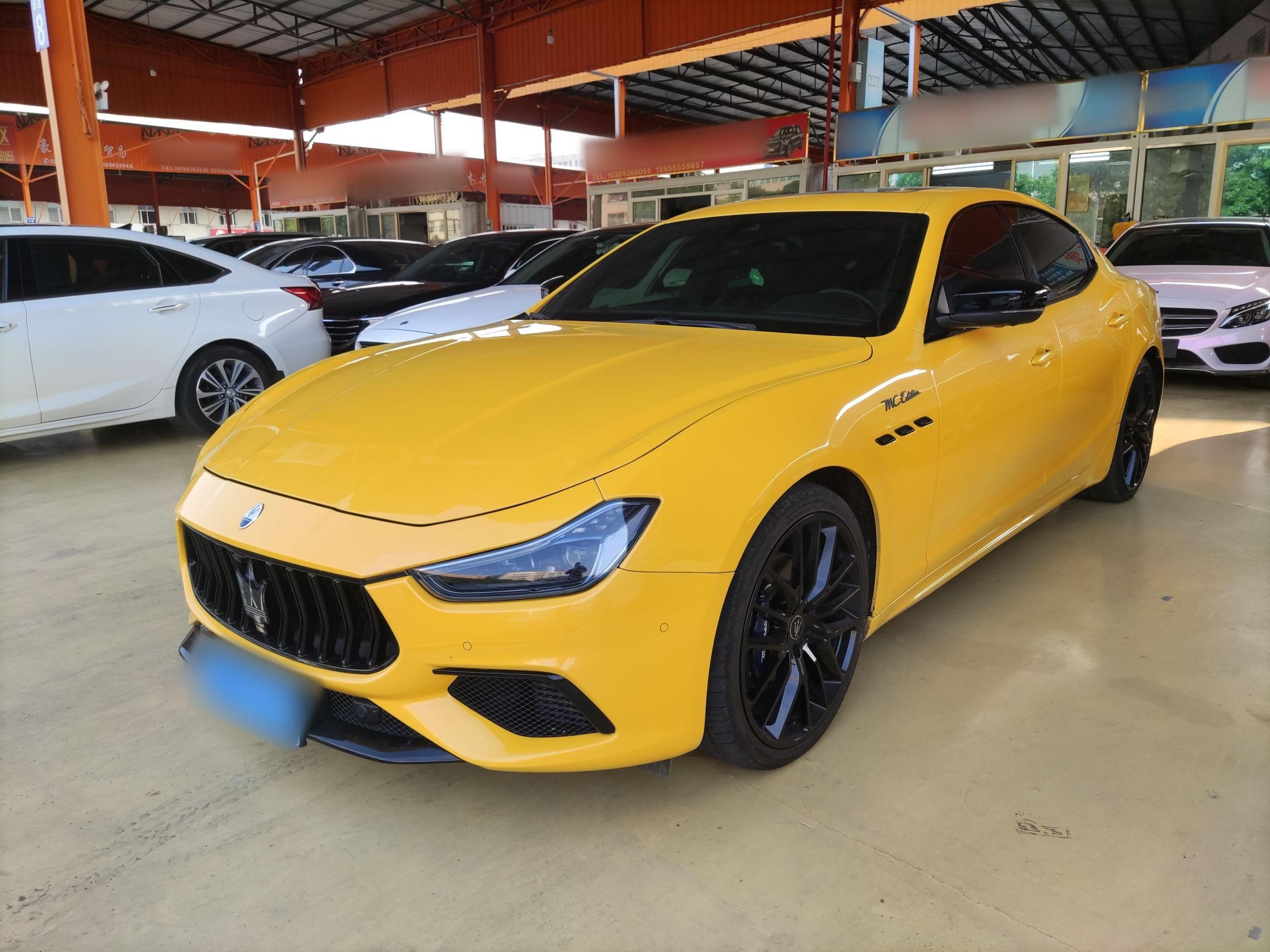 تحت مقدمة السيارة