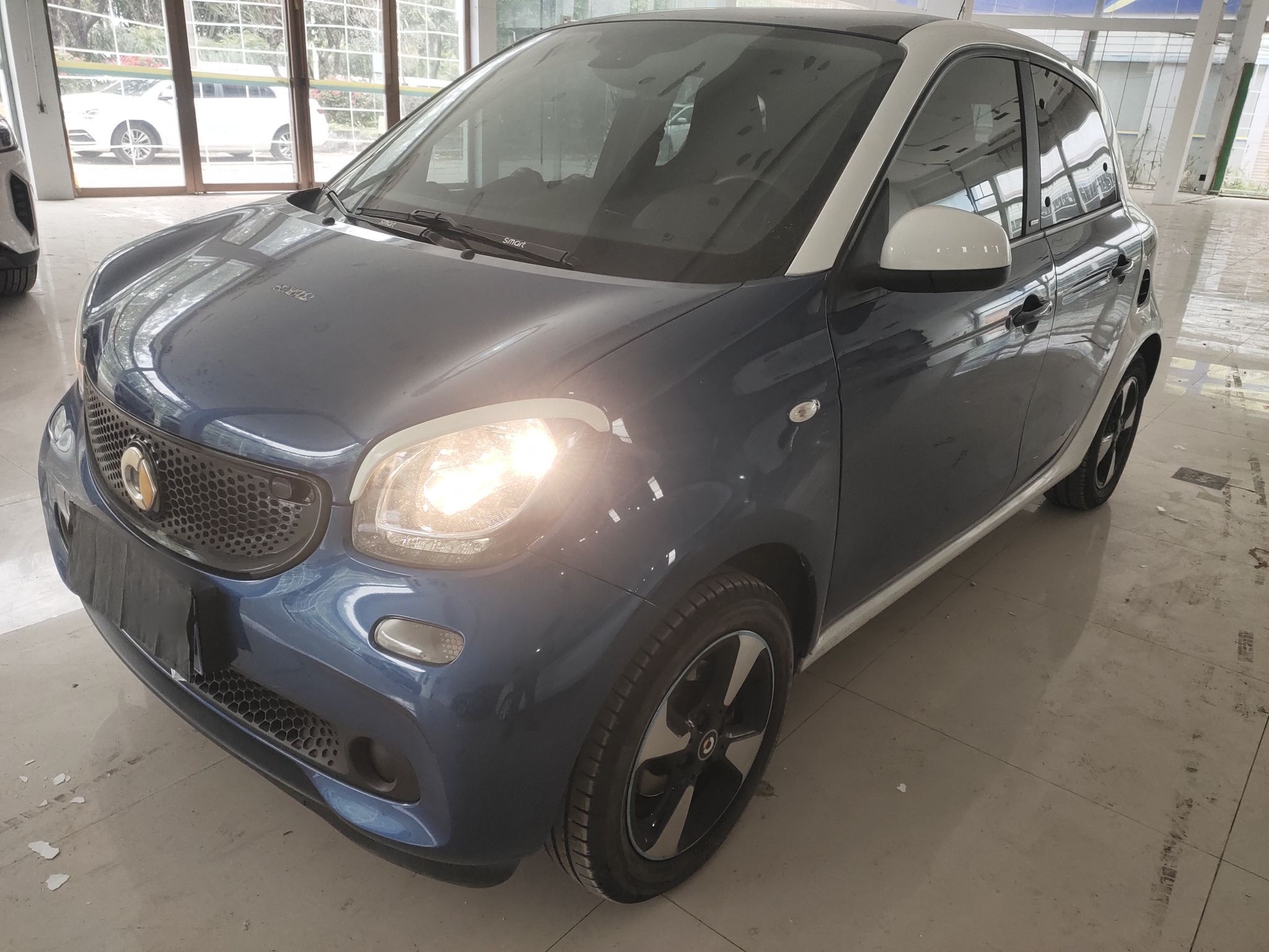 تحت مقدمة السيارة