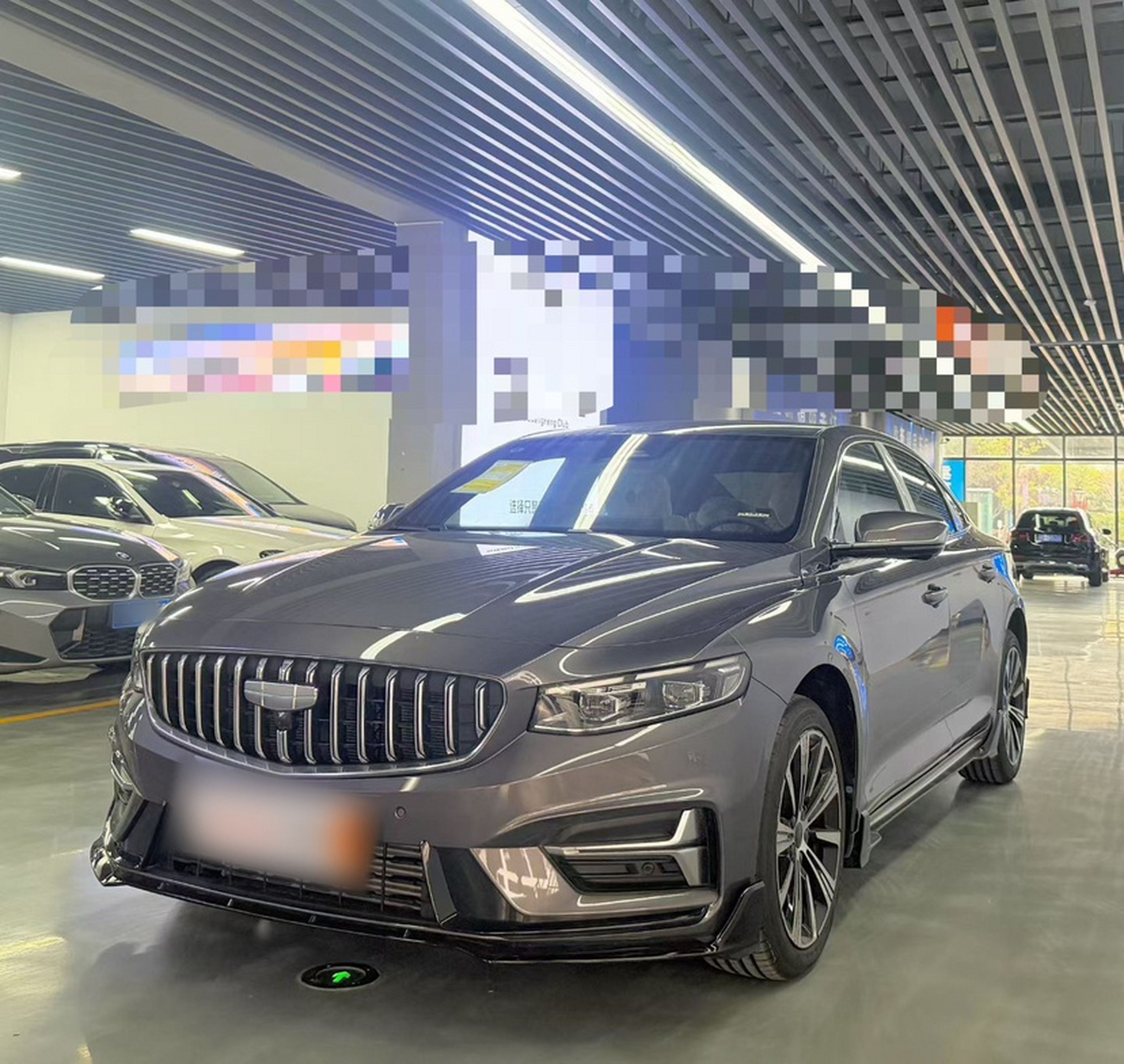 تحت مقدمة السيارة