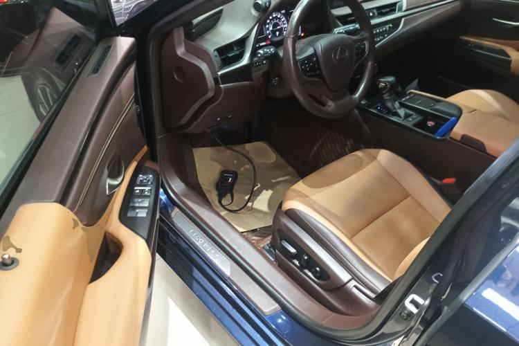 Used Lexus ES 2018 260 Excellence Edition China VI Standard
