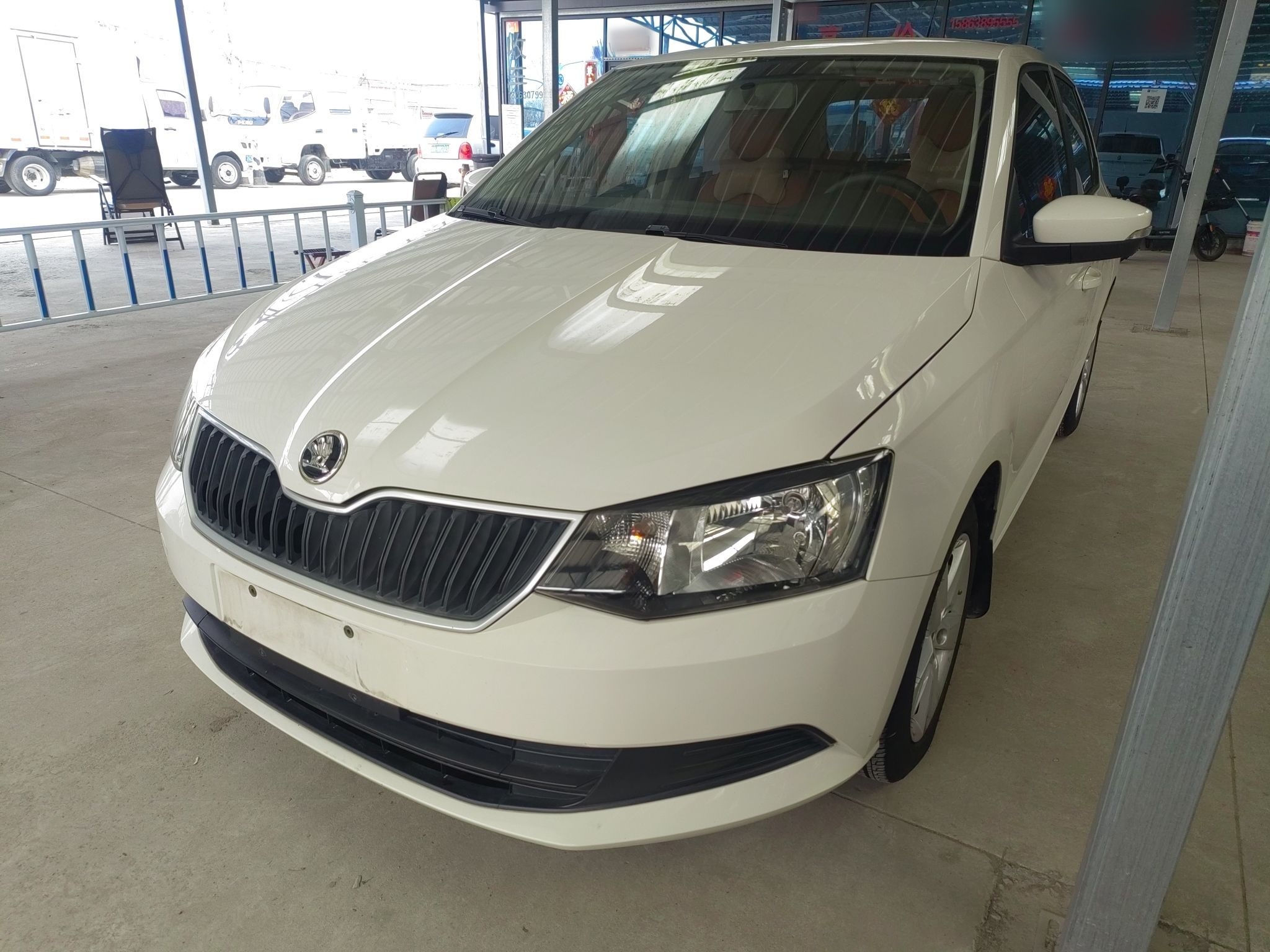 تحت مقدمة السيارة