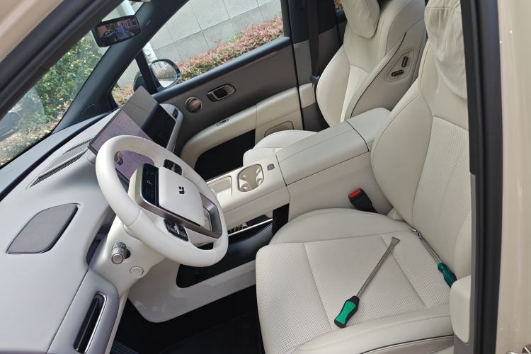 Used Li Auto i6 2025 Model Four-Wheel-Drive Standard Type
