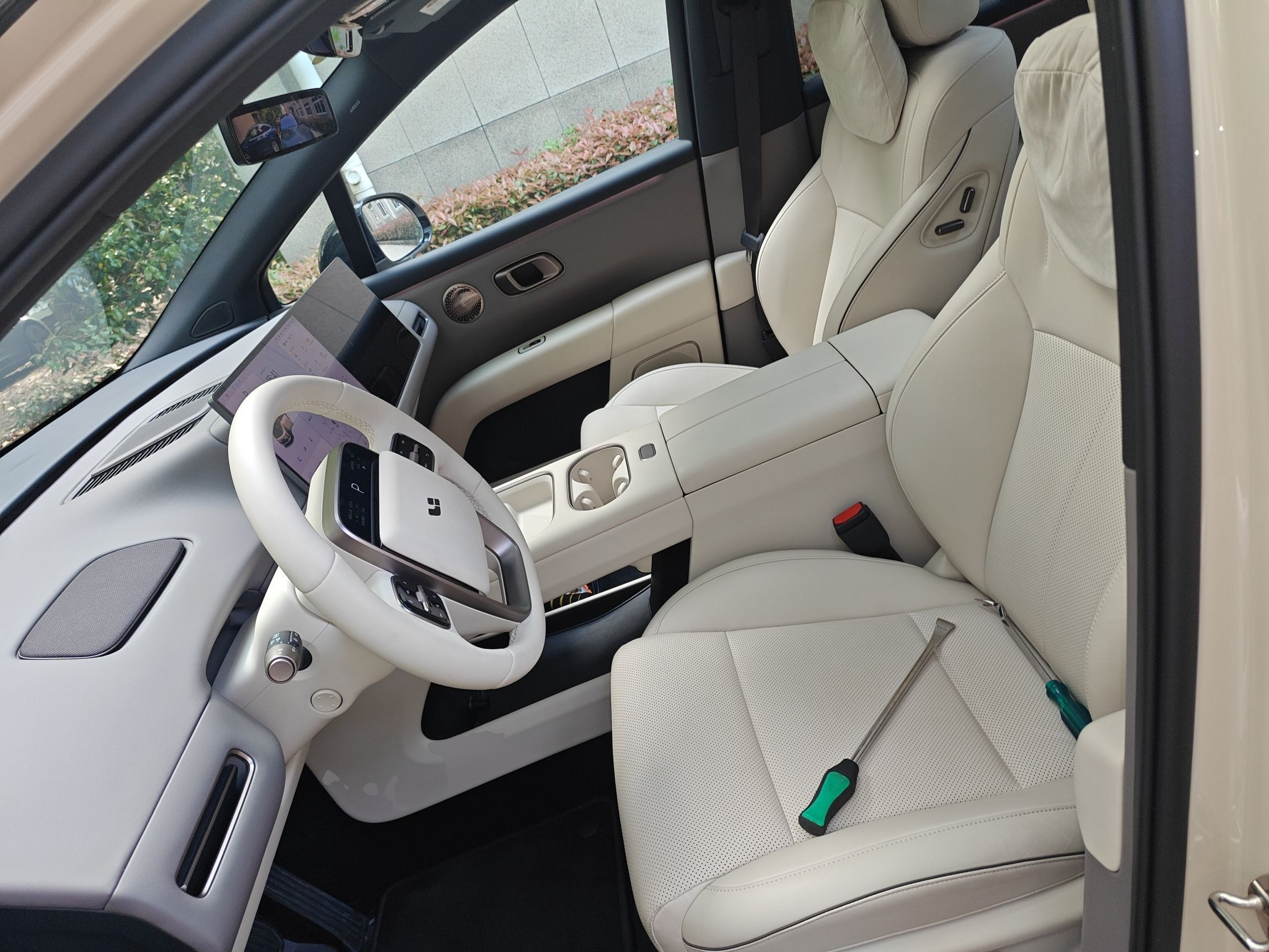 المقاعد الأمامية داخل السيارة