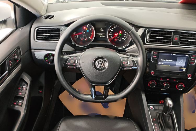 Used Volkswagen Sagitar 2017 230TSI Automatic Comfort Version Steering Wheel