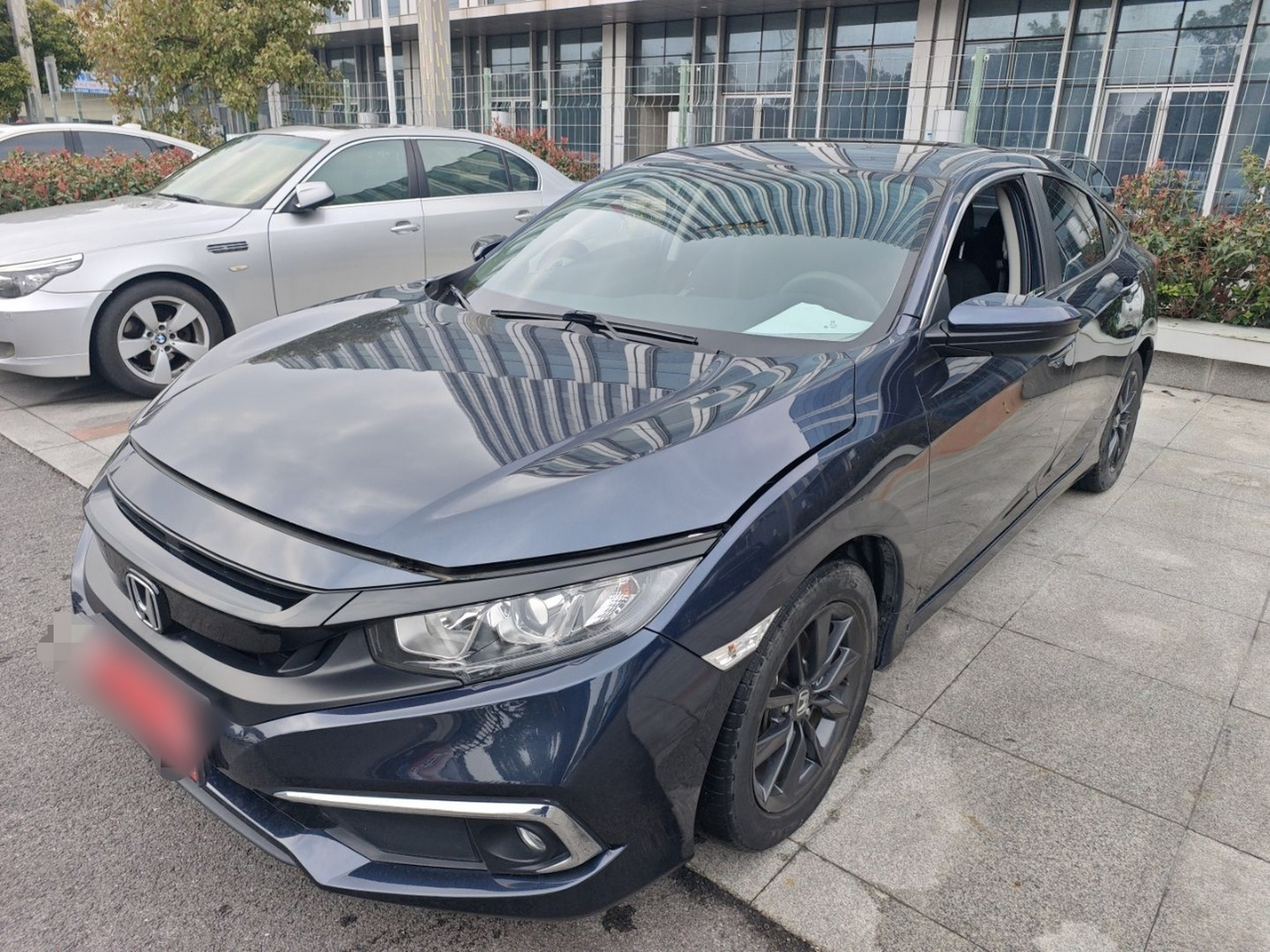 Под передней частью автомобиля