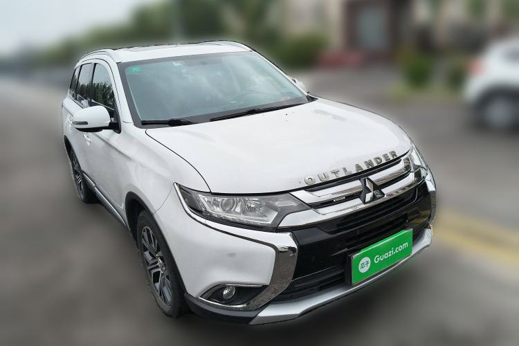 Used Mitsubishi Outlander 2018 2.0L Two-Wheel-Drive Jiale Edition 7-Seater Front Right 45 Deg