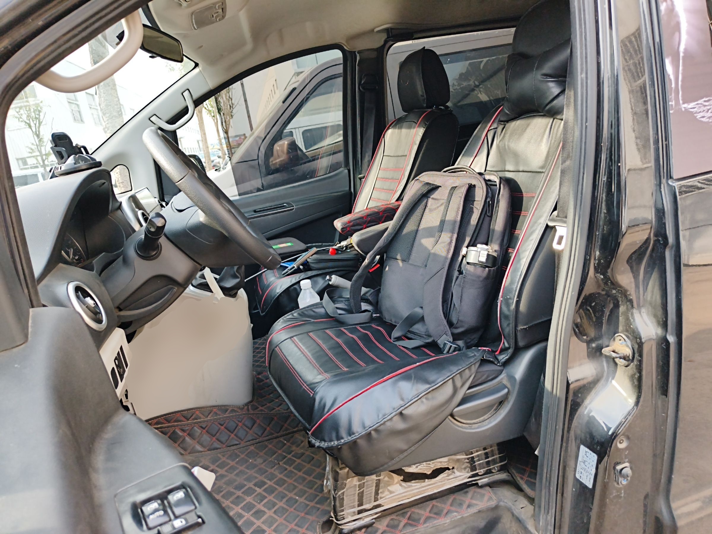 المقاعد الأمامية داخل السيارة