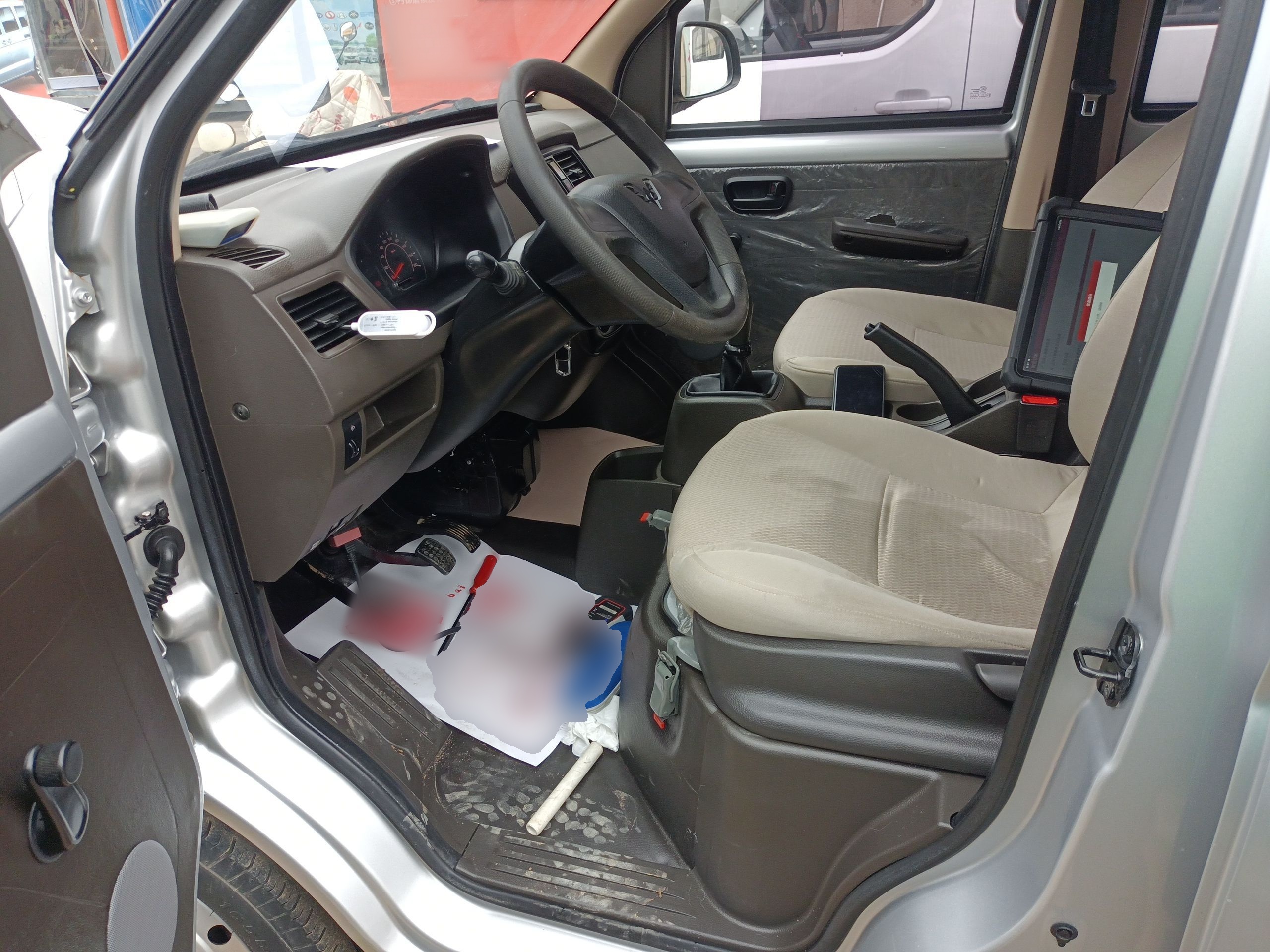 المقاعد الأمامية داخل السيارة