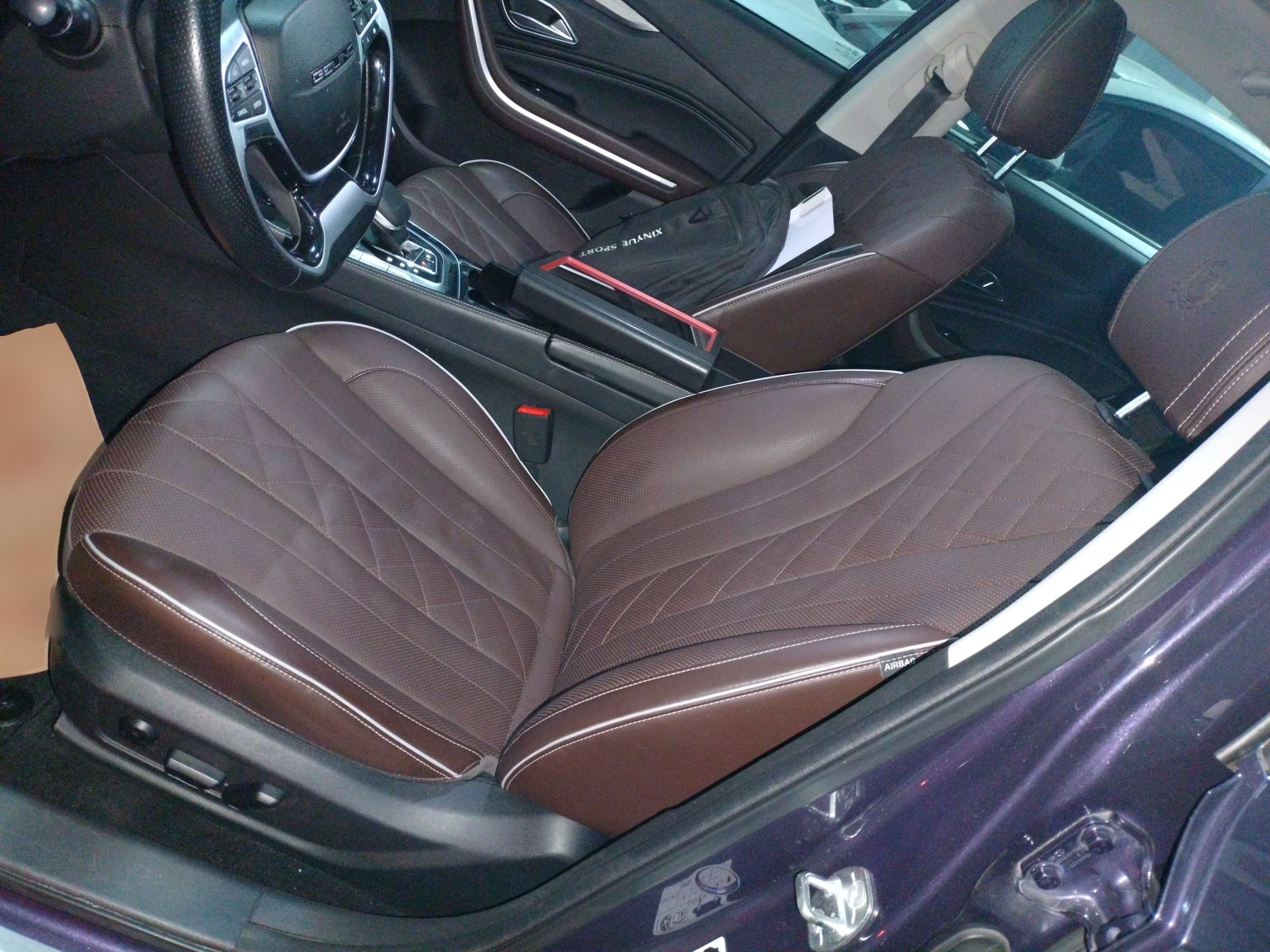 Переднее сиденье в автомобиле