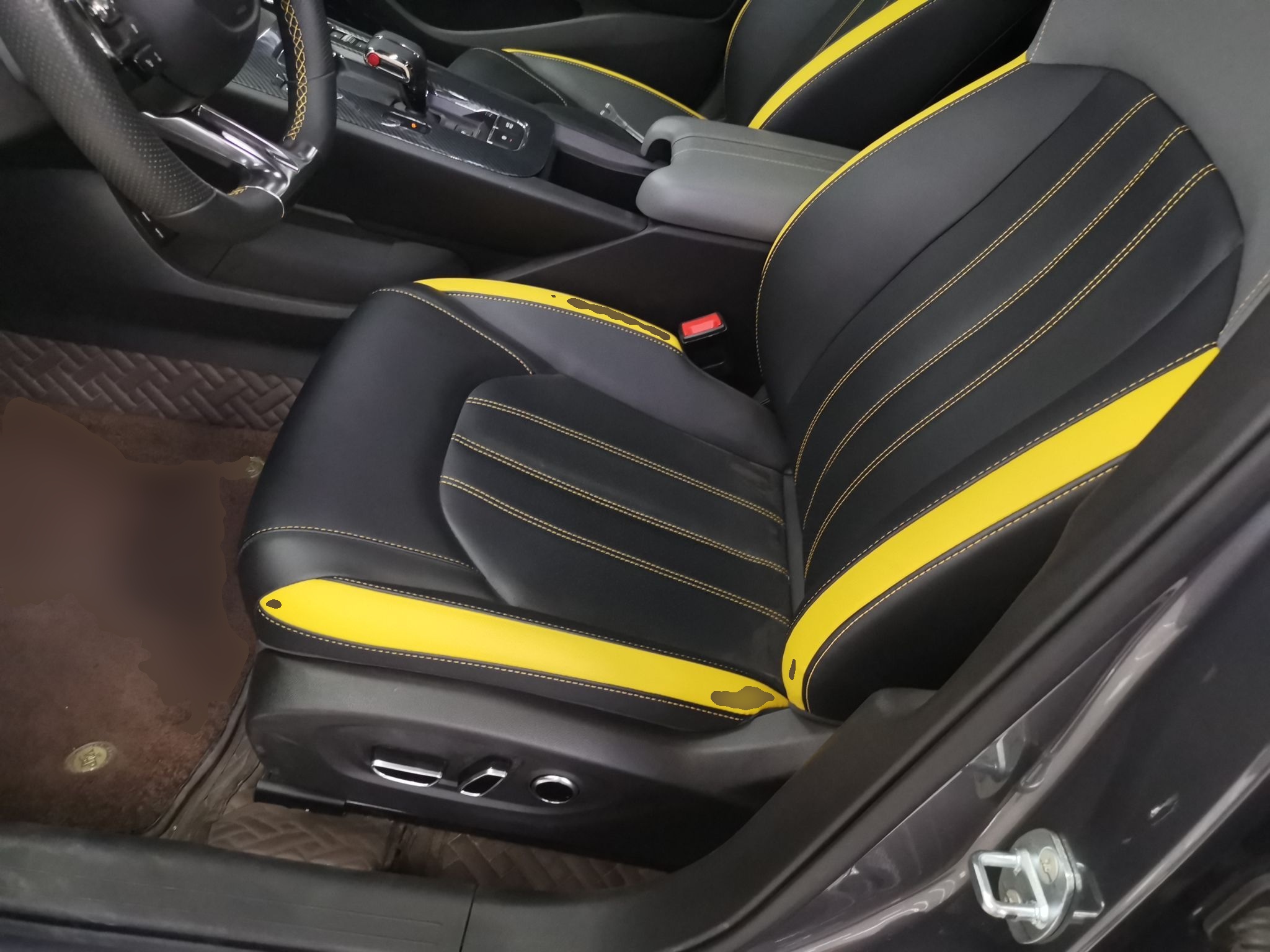 Переднее сиденье в автомобиле