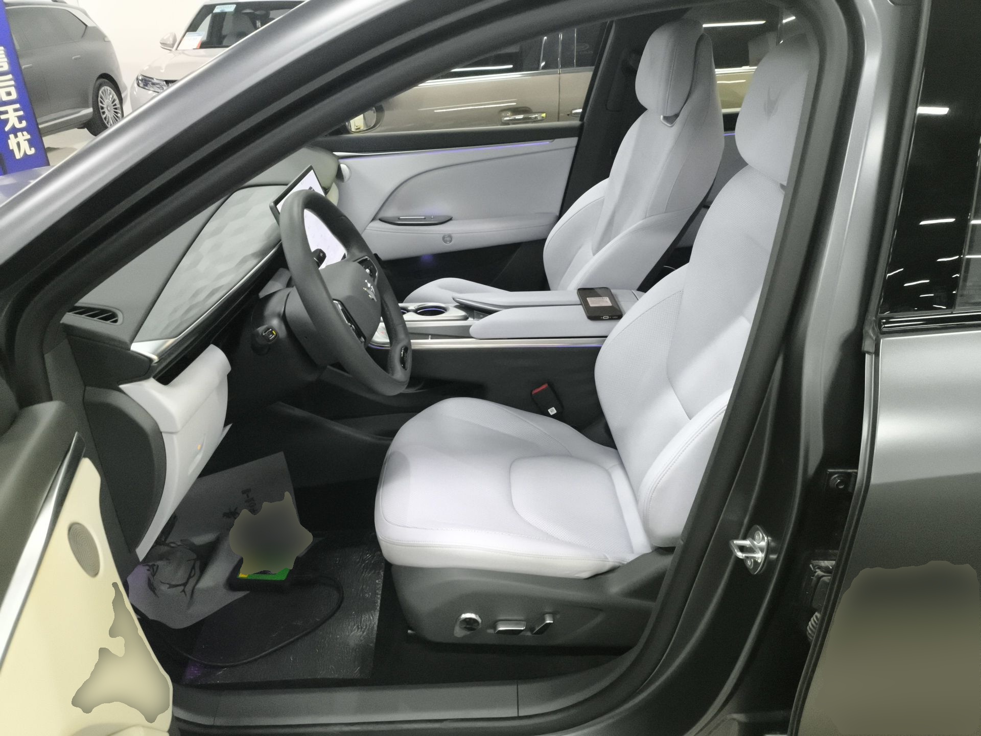 المقاعد الأمامية داخل السيارة