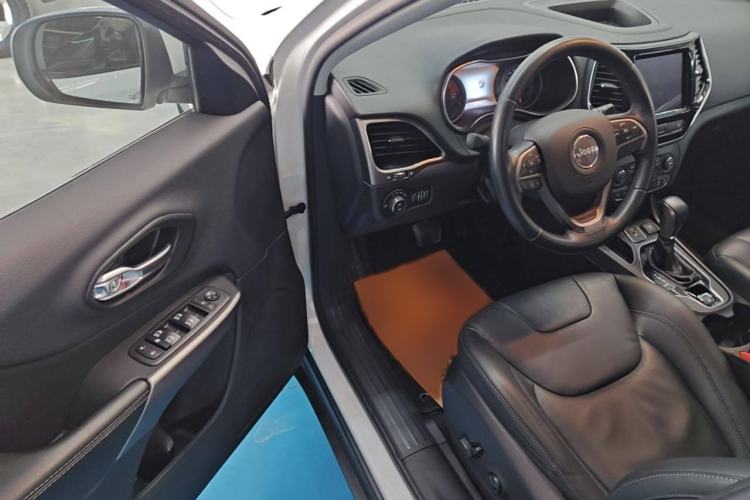 Used Jeep Cherokee 2019 2.0T Two-Wheel Drive Smart Enjoyment Version China VI