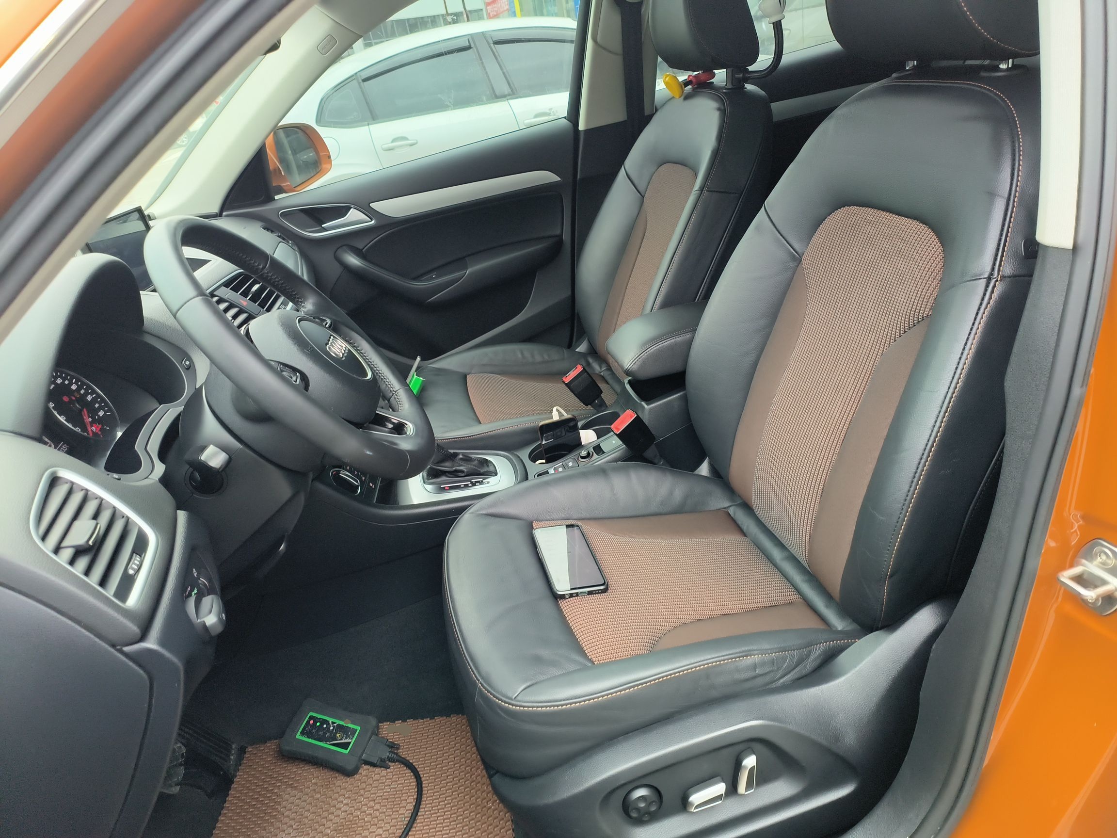 المقاعد الأمامية داخل السيارة