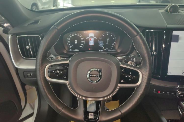 Used Volvo XC60 2019 T5 4x4 Smart & Dynamic Sport Edition China VI Standard