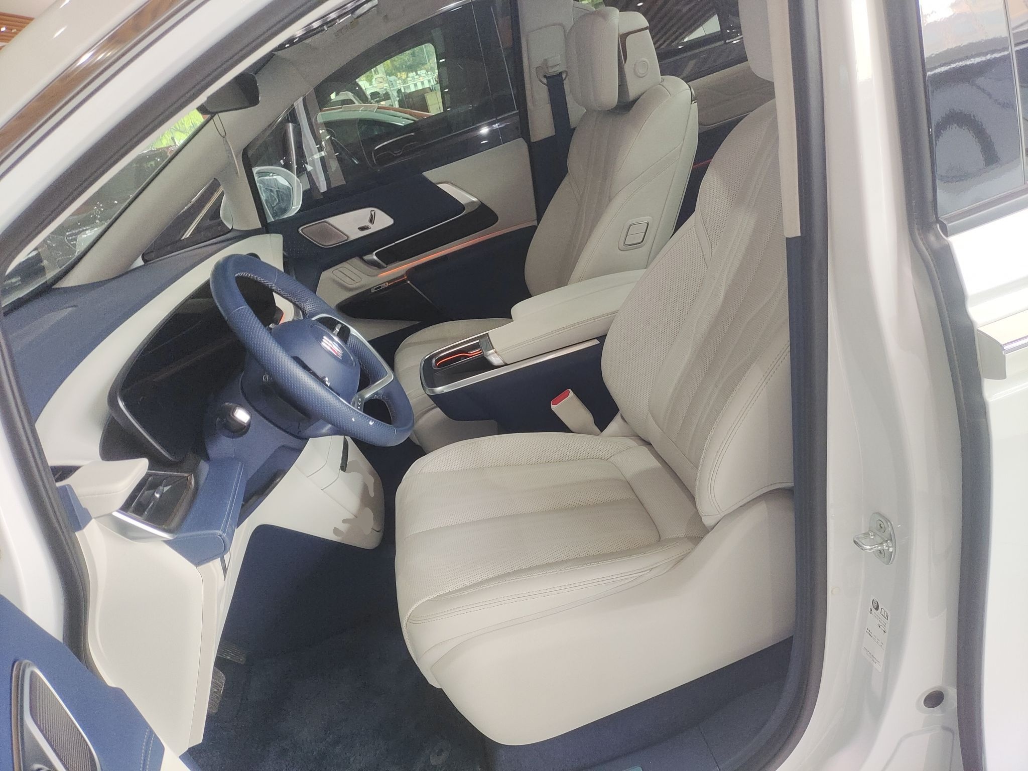 المقاعد الأمامية داخل السيارة