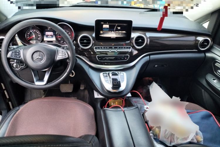 Used Mercedes-Benz V-Class 2017 V 260 Avantgarde Edition Center Console