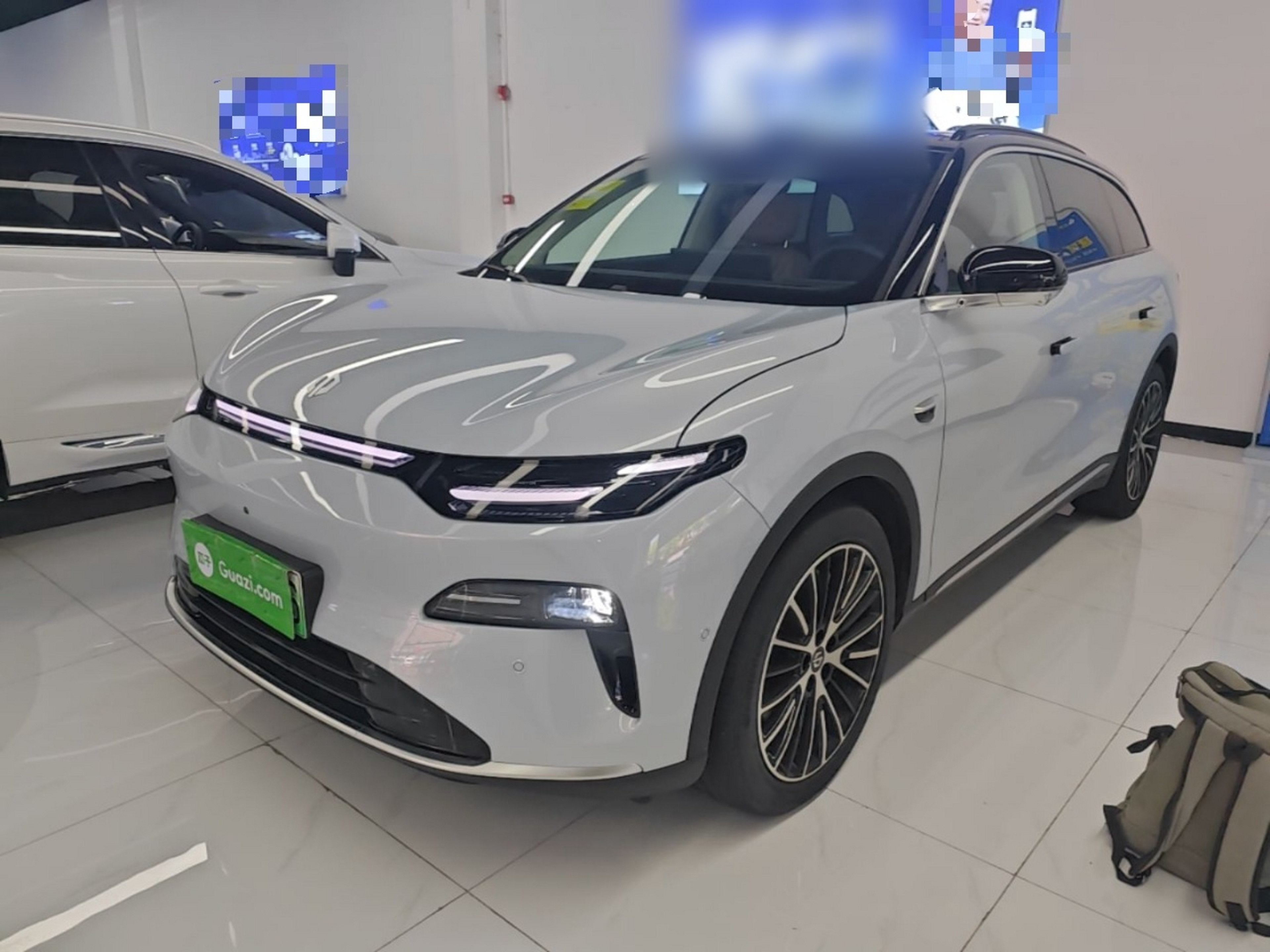 Unter der Vorderseite des Autos