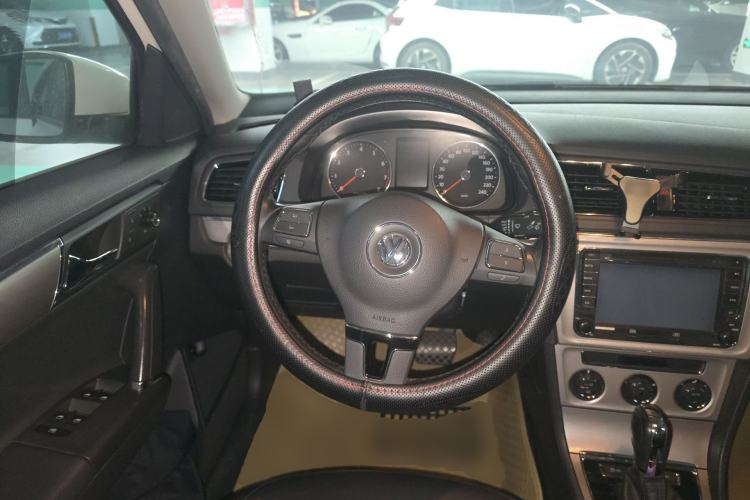 Used Volkswagen Lavida 2013 Revised Version 1.6L Automatic Luxury Edition Steering Wheel