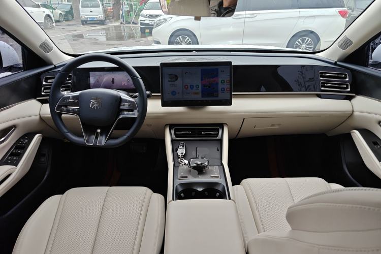Used BYD Qin L 2024 DM-i 120KM Beyond Model Center Console