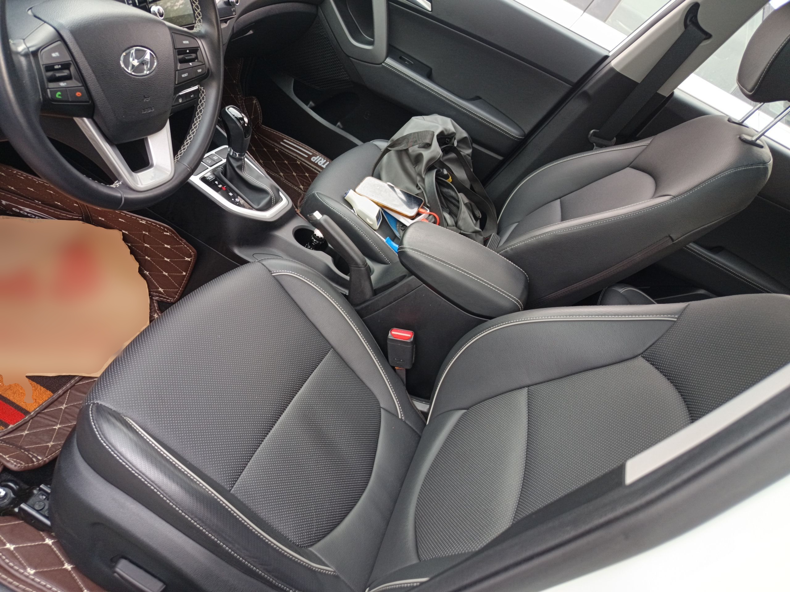 Переднее сиденье в автомобиле