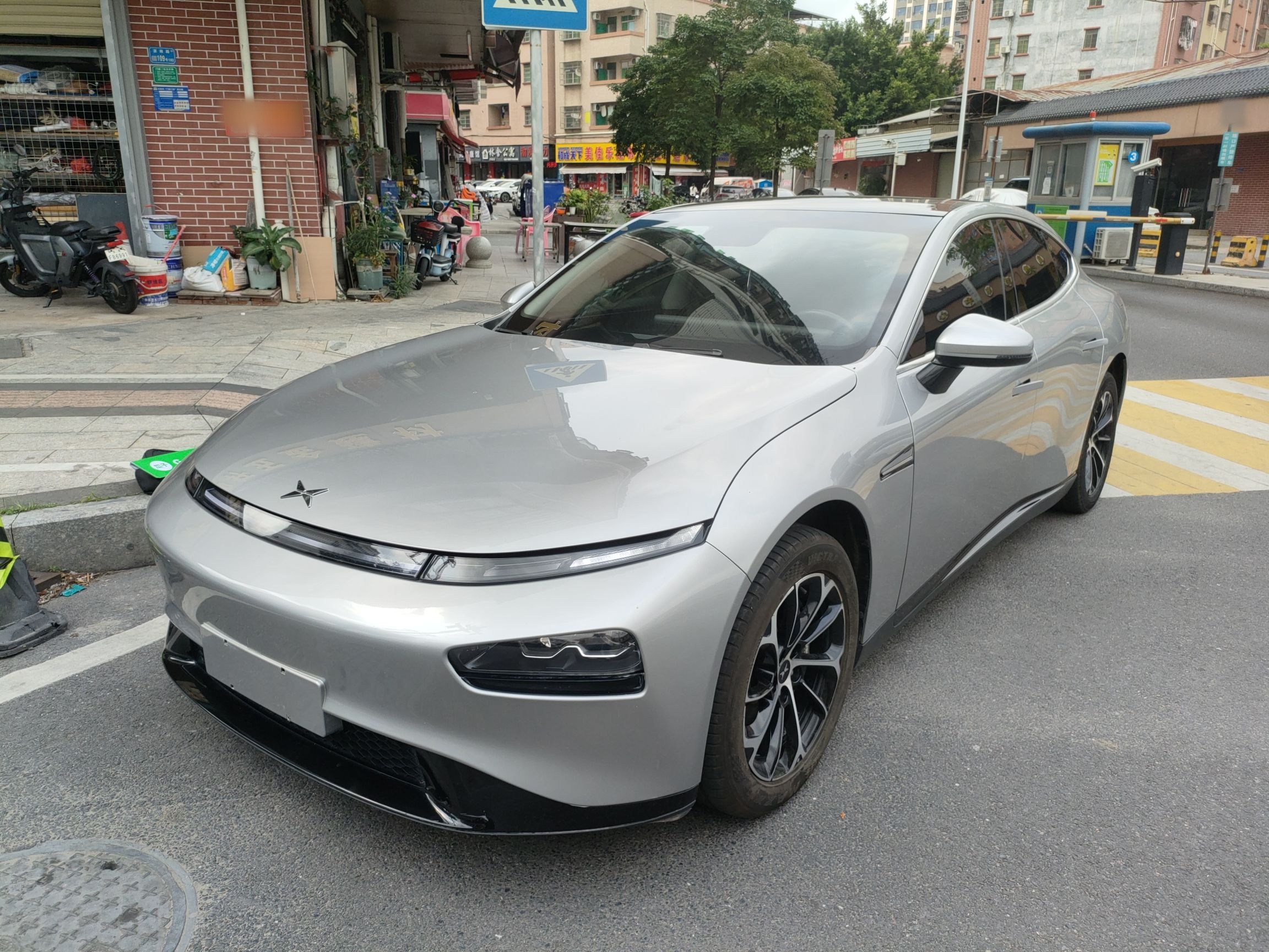 Под передней частью автомобиля