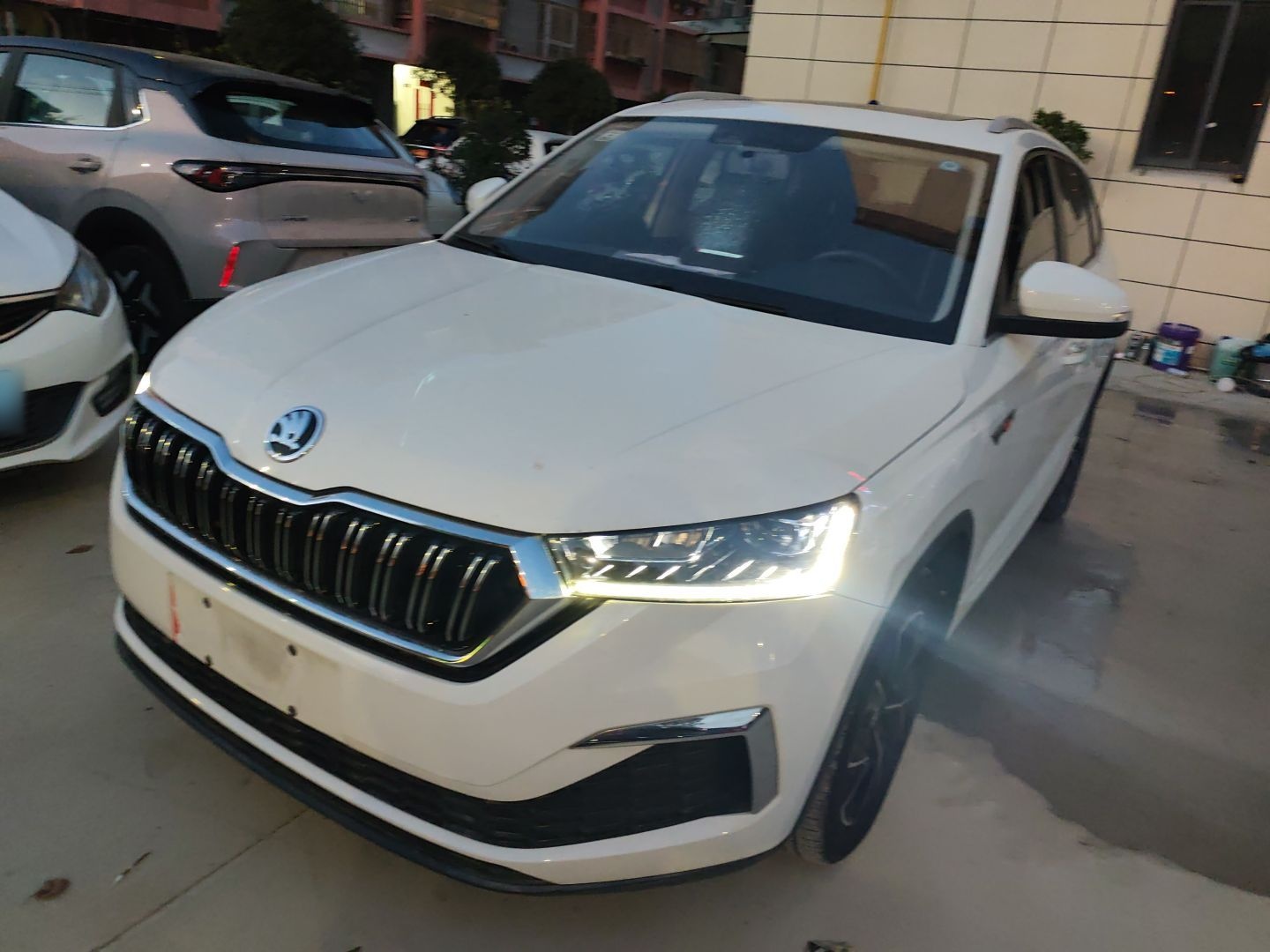 تحت مقدمة السيارة