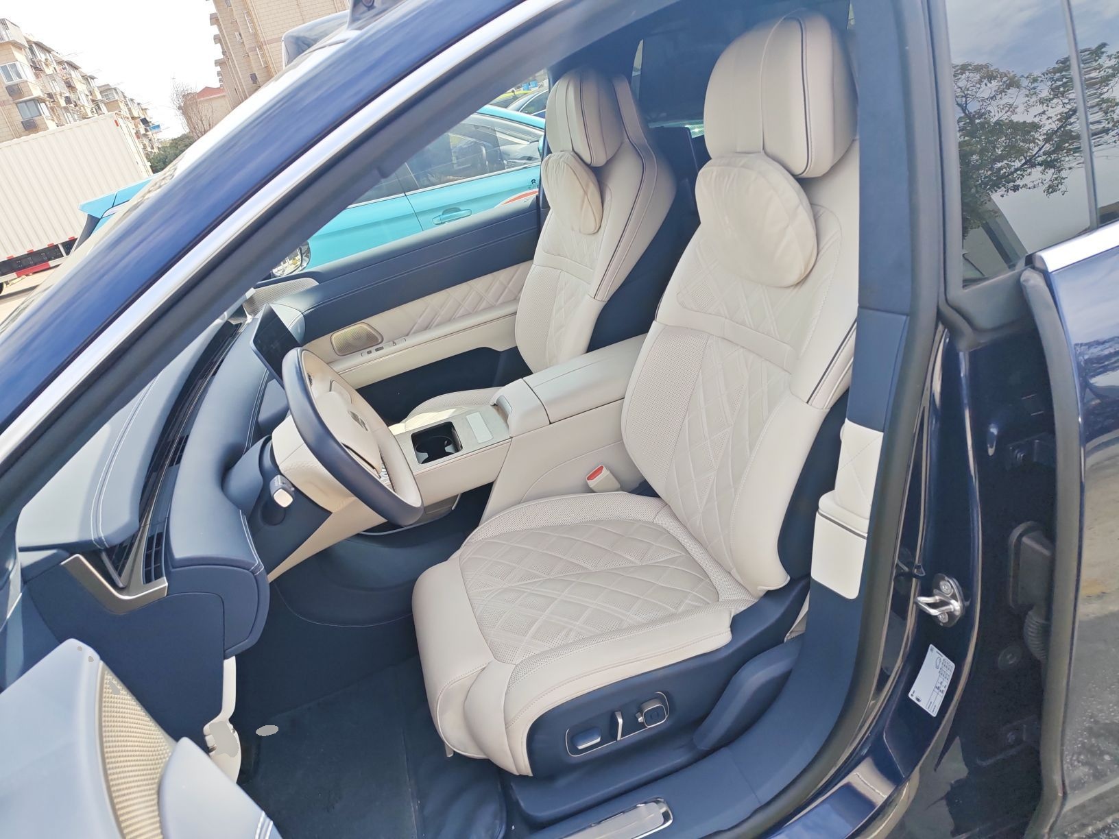 المقاعد الأمامية داخل السيارة