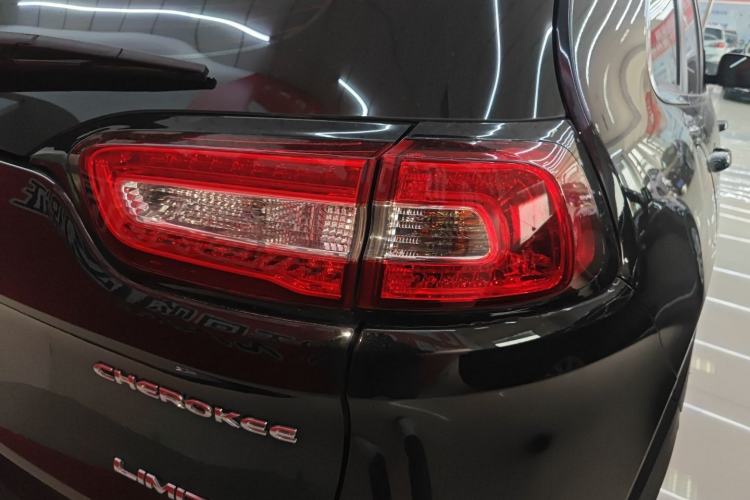 Used Jeep Cherokee 2020 2.0L Two-Wheel Drive Classic Sports Edition