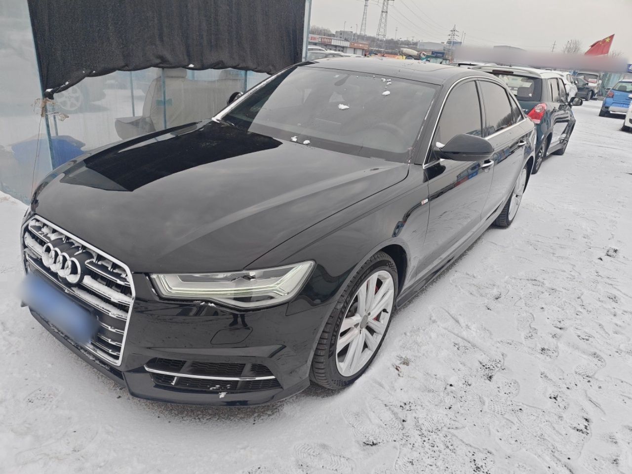 تحت مقدمة السيارة