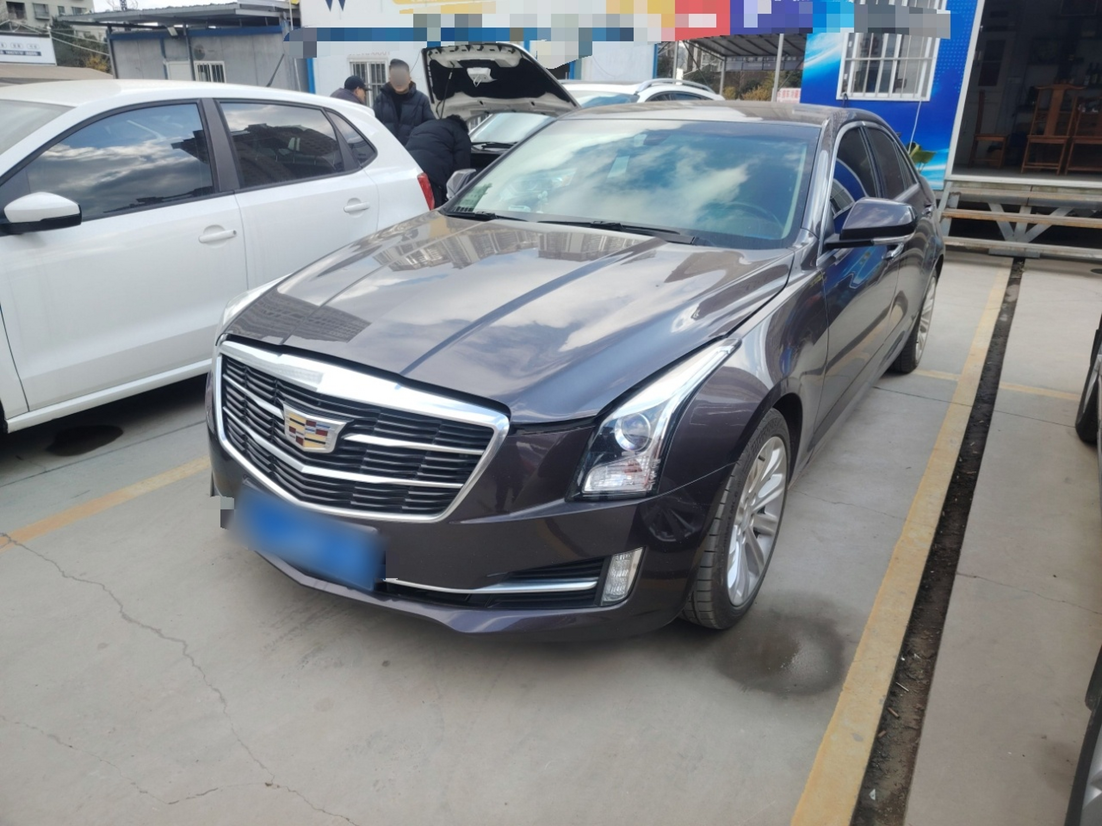 Под передней частью автомобиля