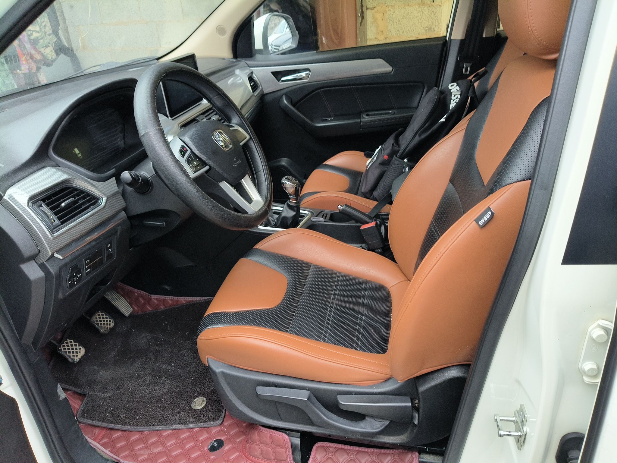 Переднее сиденье в автомобиле