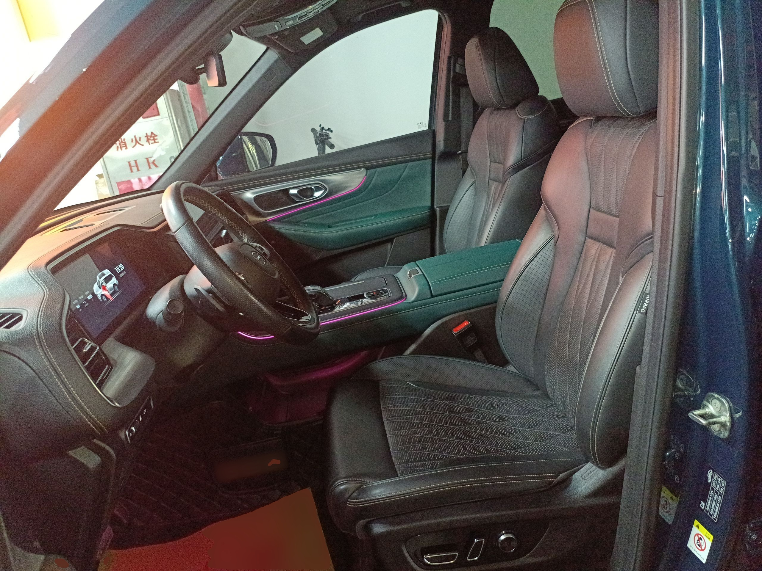 المقاعد الأمامية داخل السيارة