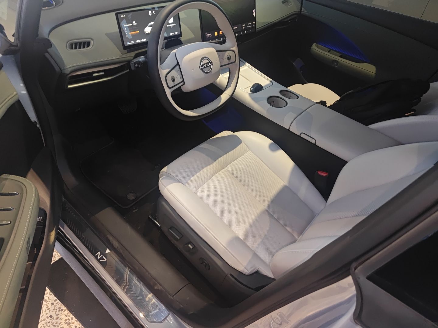 المقاعد الأمامية داخل السيارة