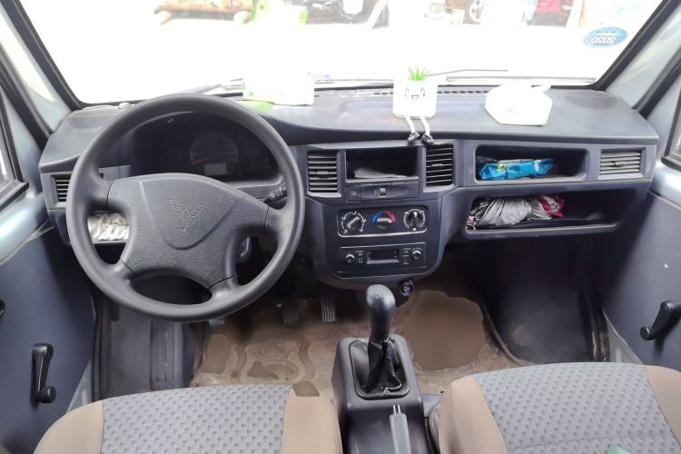 Used Wuling Zhiguang 2015 1.2L Practical LS-I Model Center Console