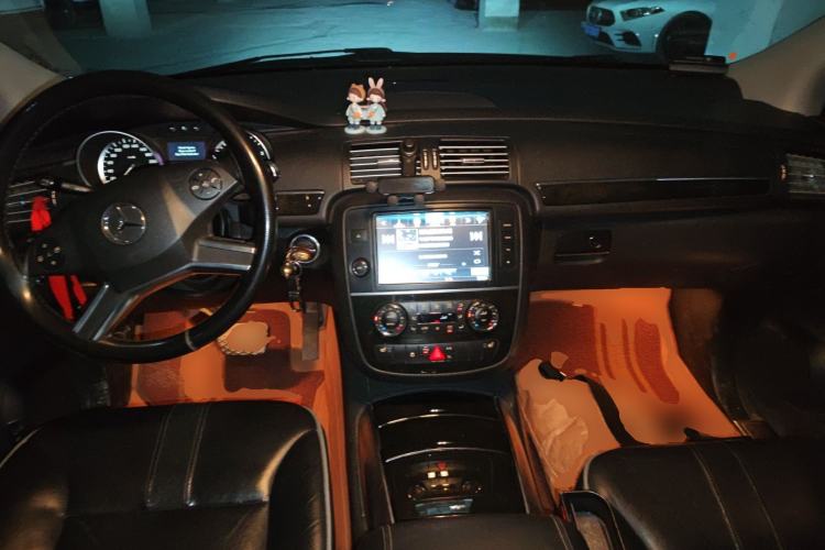 Used Mercedes-Benz R-Class 2017 R 320 4MATIC Business Edition Prestige Model Center Console