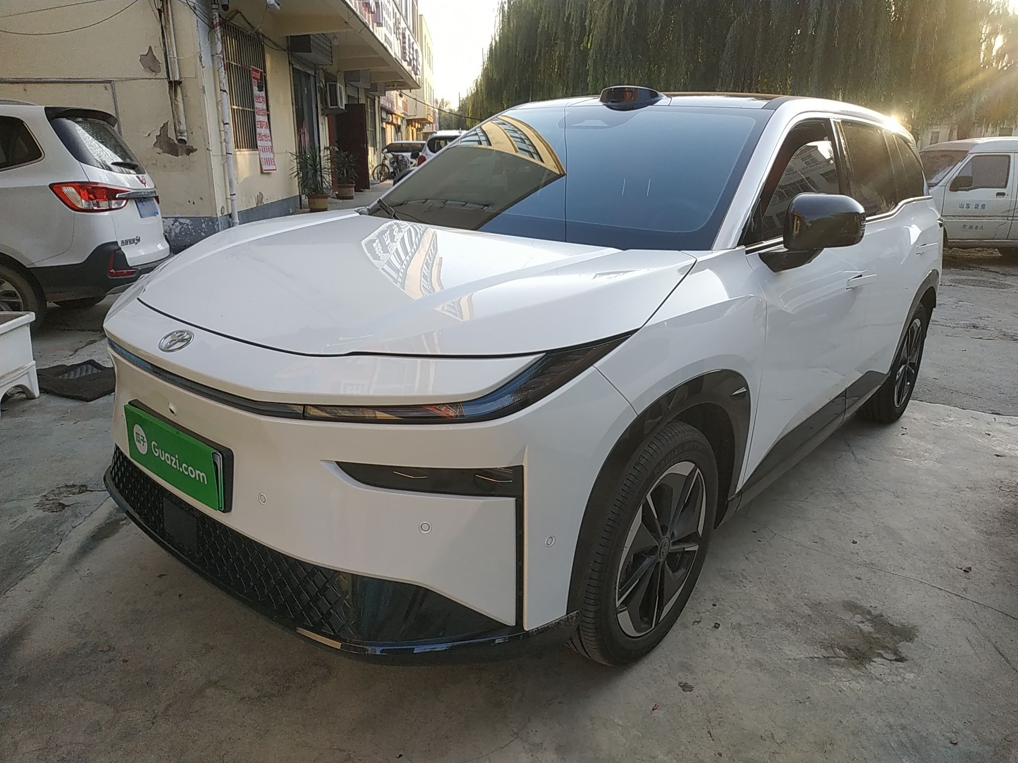 Под передней частью автомобиля