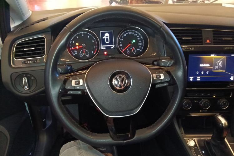 Used Volkswagen Golf 2020 Zhiai Edition 200TSI DSG Comfortable & Ambitious Version Steering Wheel