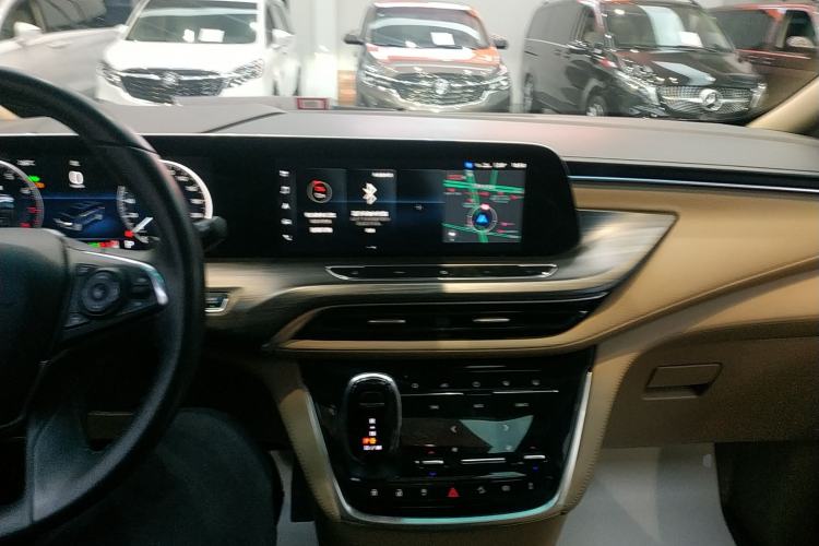 Used Buick GL8 2021 ES Landtrek 653T Luxury Model Center Console