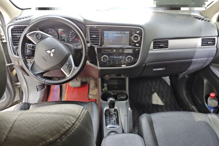 Used Mitsubishi Outlander 2013 2.4L 4x4 Luxury Navigation Edition 5 Seats Center Console