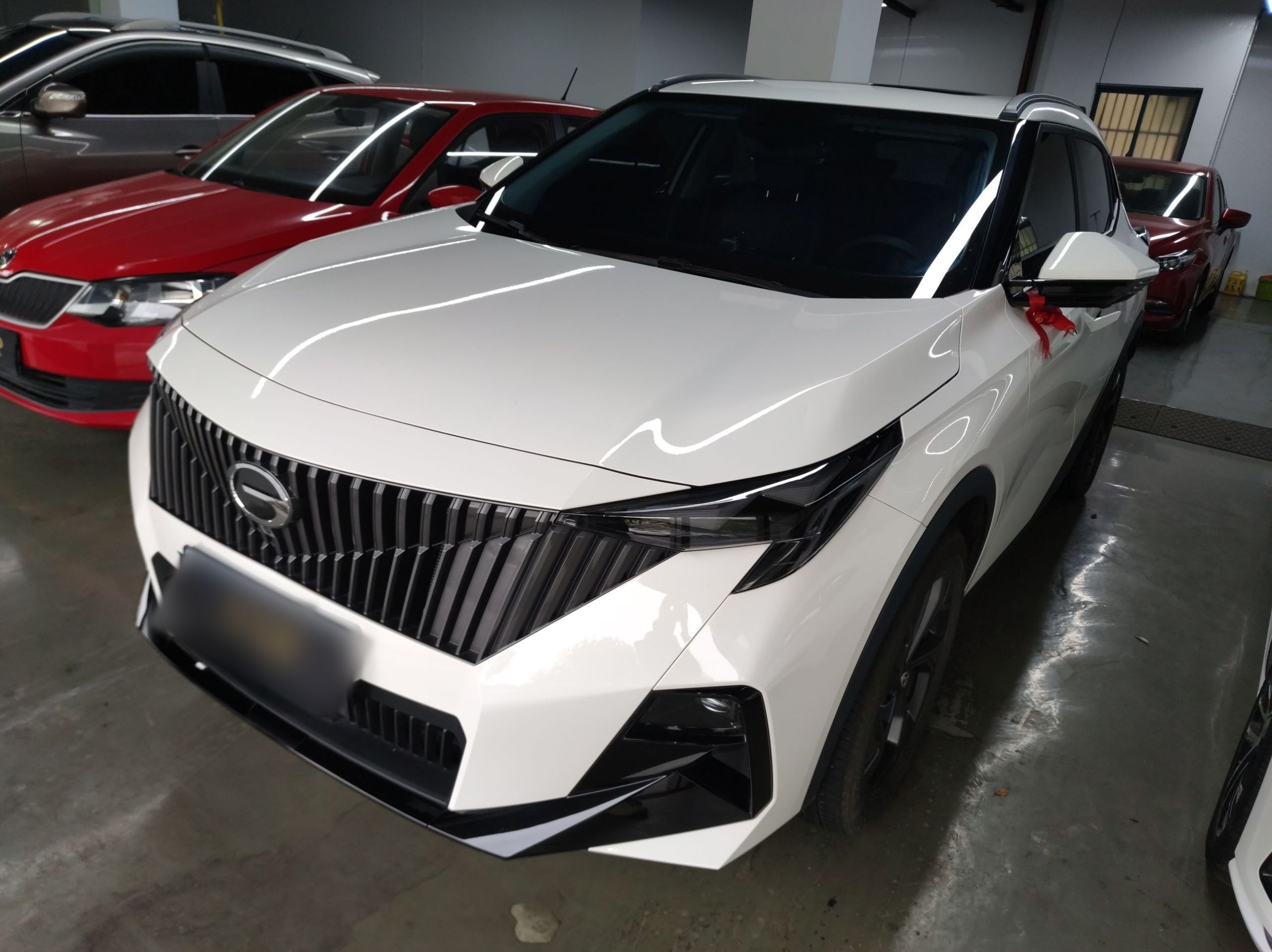 تحت مقدمة السيارة