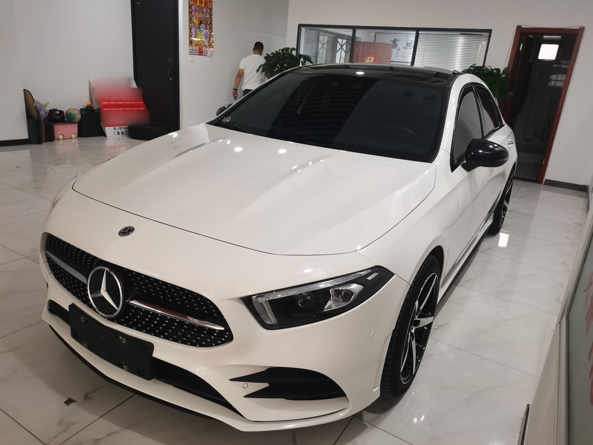 تحت مقدمة السيارة