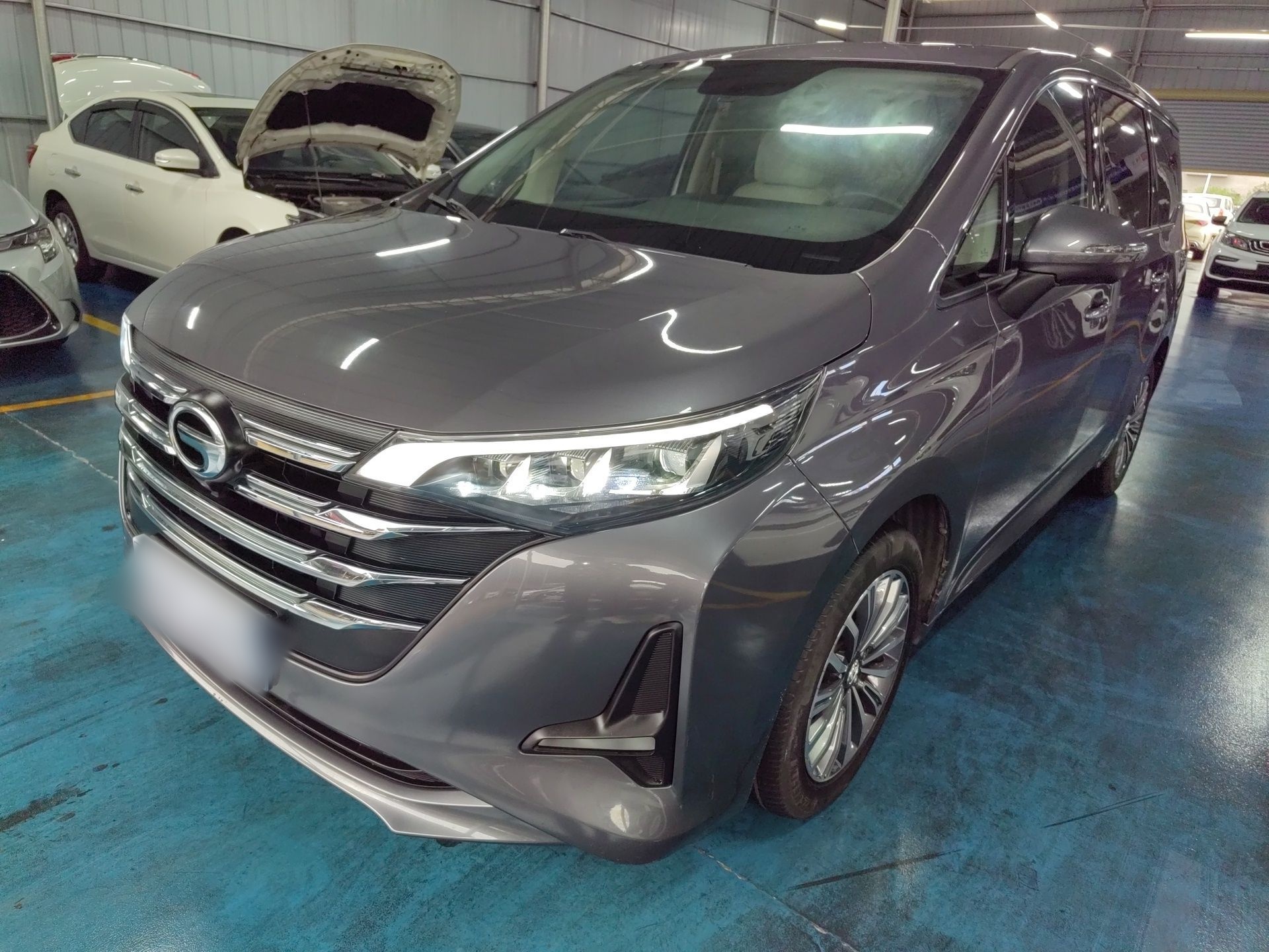 تحت مقدمة السيارة