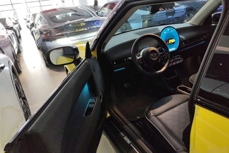 Used MINI Electric COOPER 2024 452km COOPER SE Artist Driver Seat