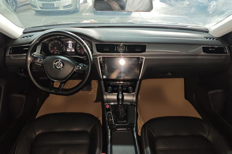 Used Volkswagen Passat 2017 330TSI DSG Luxury Edition Center Console