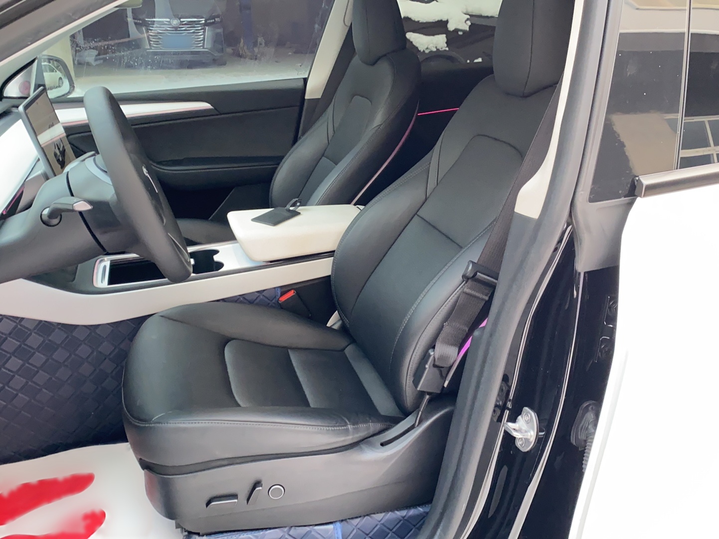 Переднее сиденье в автомобиле