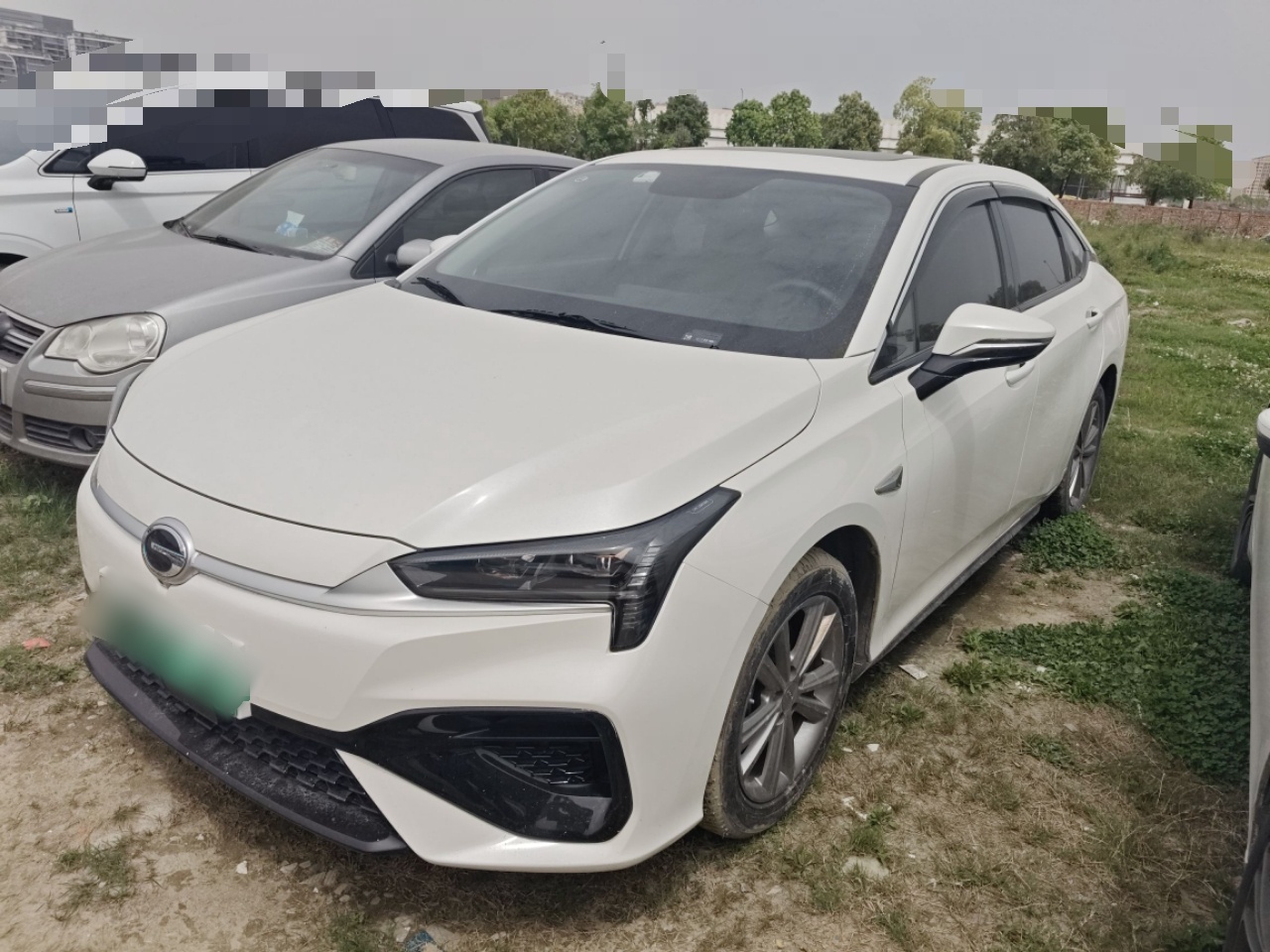 Под передней частью автомобиля
