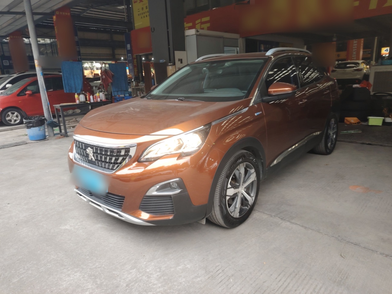 تحت مقدمة السيارة