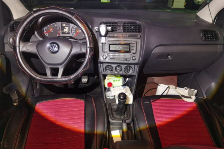 Used Volkswagen Polo 2016 1.4L Manual Fashion Model Center Console